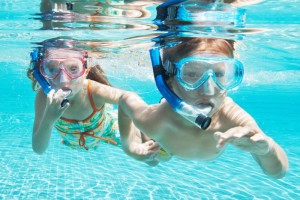 barn under vatten badar pool